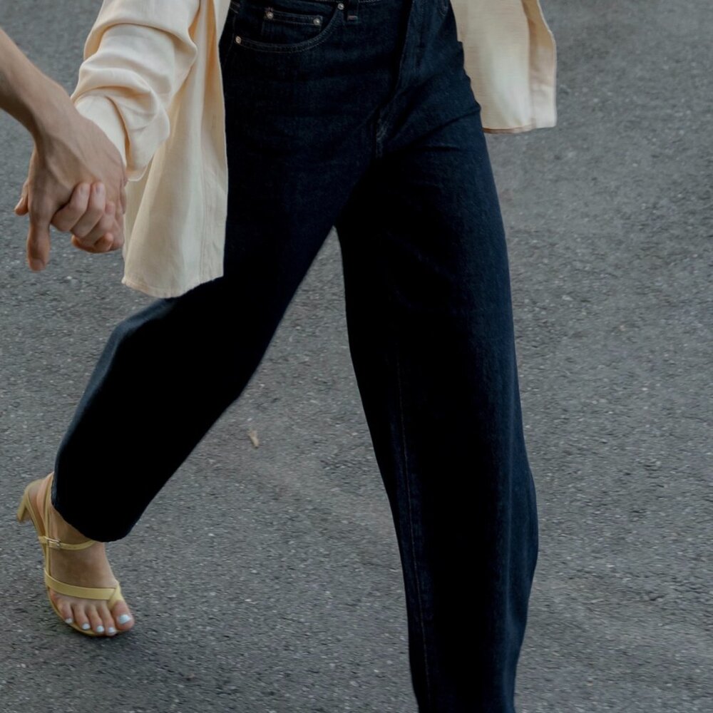 Totême Barrel Leg Denim in Raw Blue Size 26 (EU 32)